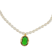 Clarence | Elegant pärlhalsband med grön zirkon-berlock