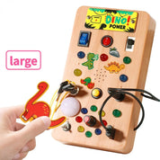 Montessori-LED-aktivitetsbräda i trä – lärande leksak för småbarn med 15 lampor och 9 interaktiva strömbrytare